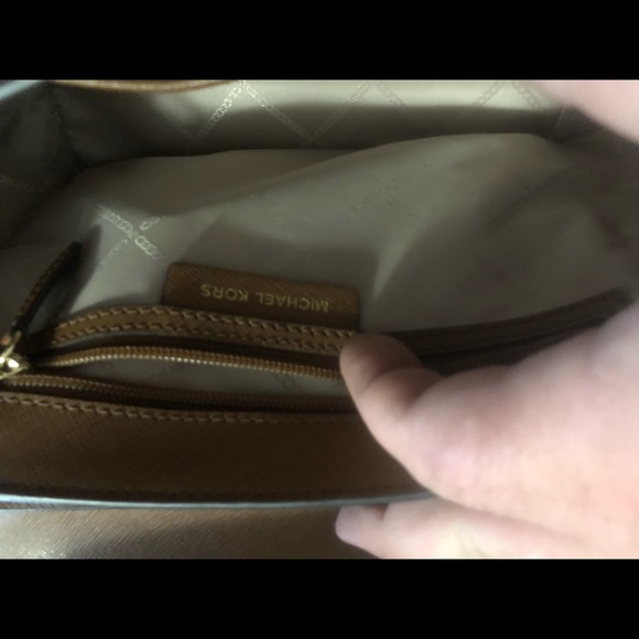 Mk new brown cross body purse with 3 compartments. New - Picture 4 of 6